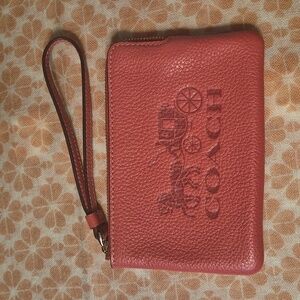 NWoT 💘 COACH 💘 HORSE & CARRIAGE EMBOSSED PEBBLED LEATHER WRISTLET 🍓BERRY PINK